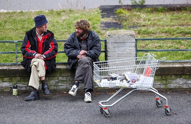 bezdomovci u košíku