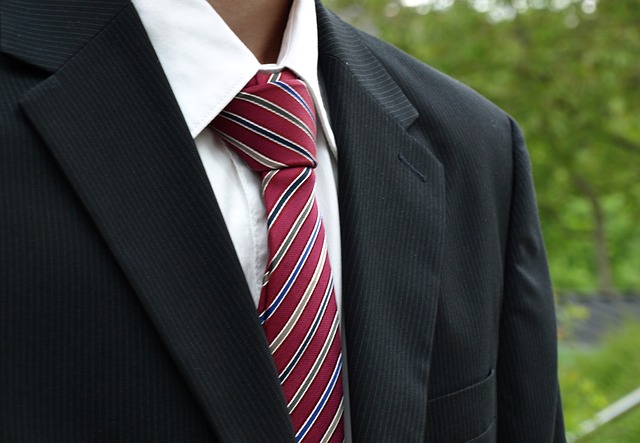 kravata s proužky