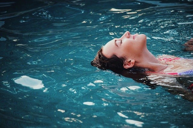 plavající žena v bazénu