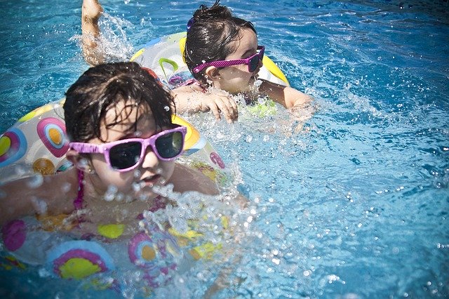 děti v bazénu s nafukovacími kruhy