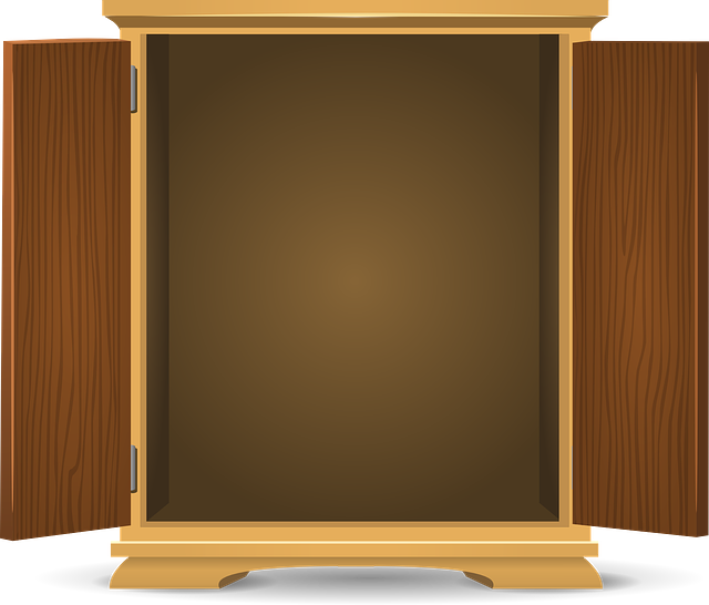 Otevřená skříň